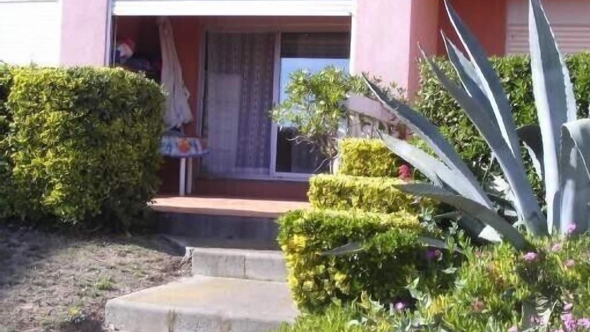 Saint-Pierre-la-Mer Apartment | T2 cabin sleeps 4, sea view terrace, swimming pool, close to sea and shops