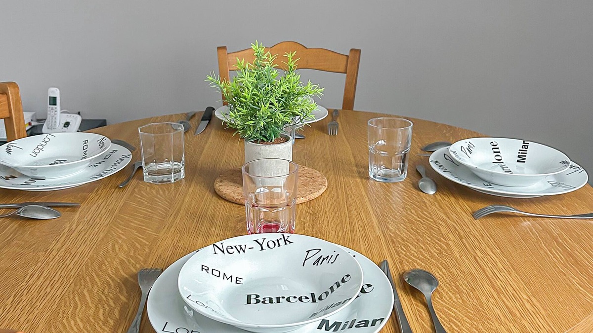 Bayeux Apartment | T2 Fitted kitchen, Private parking, sleeps 4