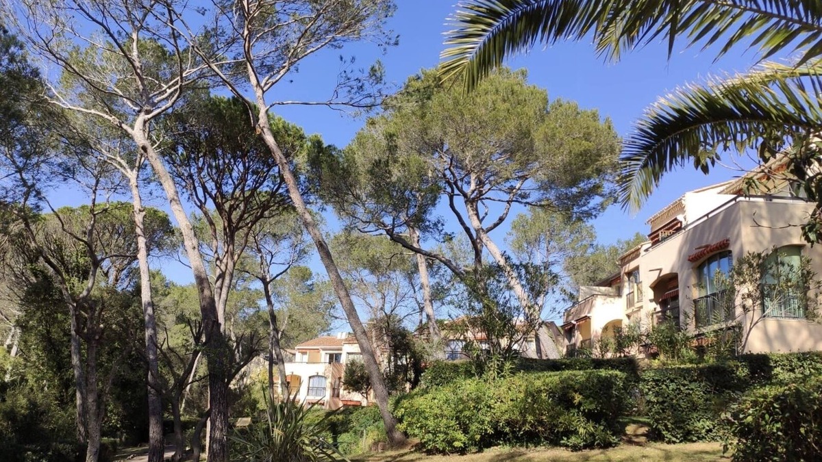 Valescure Apartment | T2 Golf Valescure, swimming pool, tennis & private garden