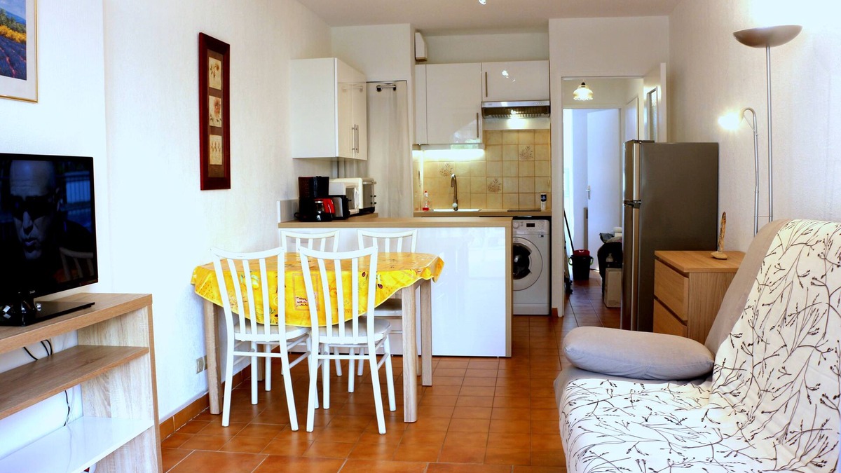 La Faviere Apartment | T2, Ground Floor, Terrace, 5 mn walk from the beach and shops, sheets included