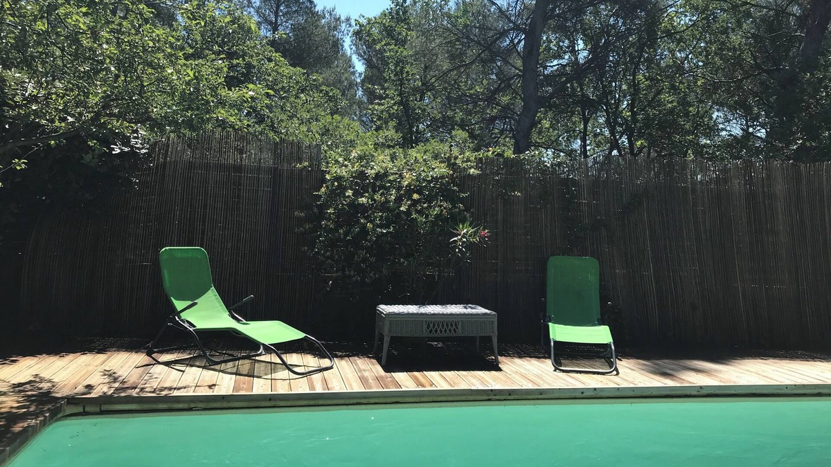 Rousset House | T2 in private property in garden with pool overlooking pinewood