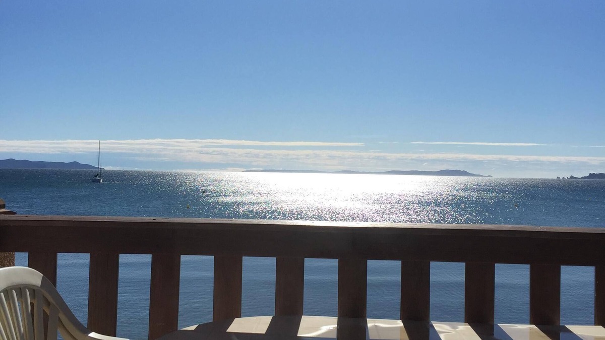 Giens Apartment | T2 La Capte, feet in the water, sea view terrace, direct access to the beach