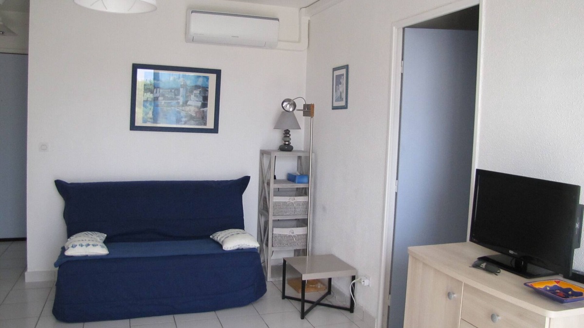 Les Arenes Apartment | T2 rated 3 *,air-conditioned, 500 m from the beach, sleeps 4, parking, terrace.