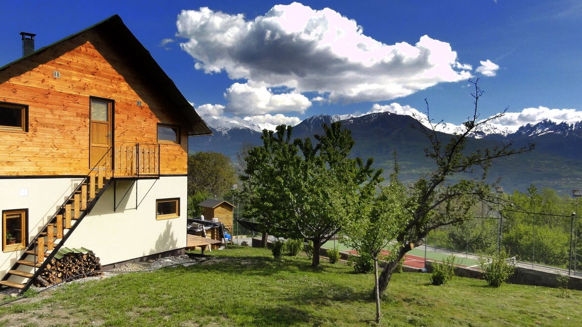 Embrun Apartment | T3 attic with private garden, air-conditioned Tennis court, EV terminal in a 2-hectare park.