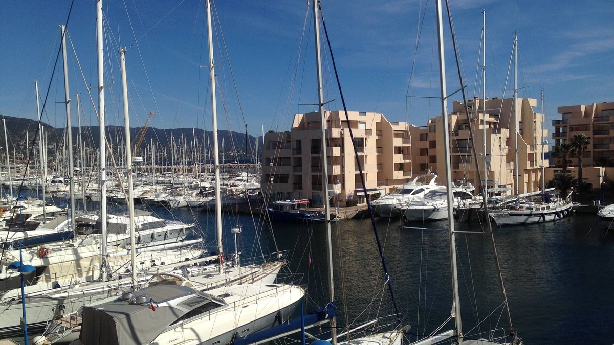 La Faviere Apartment | T3 Bright 60m ² air conditioning, WIFI, 2 CH, elevator, view Port, sea, garage, pool