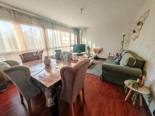 Elancourt Apartment | T3 COSY petit balcon 5mins France miniature