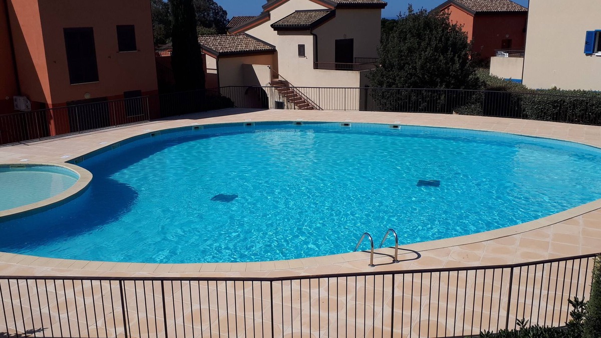 Lozari Apartment | T3 duplex 10 minutes from the beach. Clim/pool. Shops nearby.