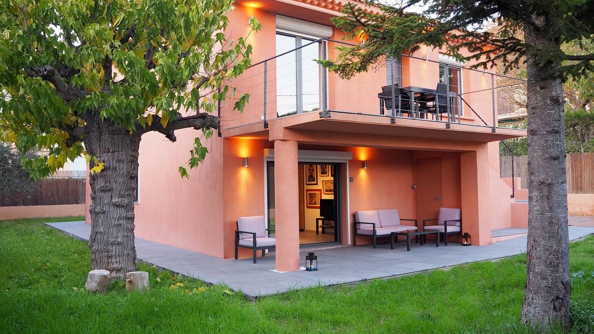 Est House | T3 Rez-de-jardin. 1 Km du Centre. Parking Gratuit