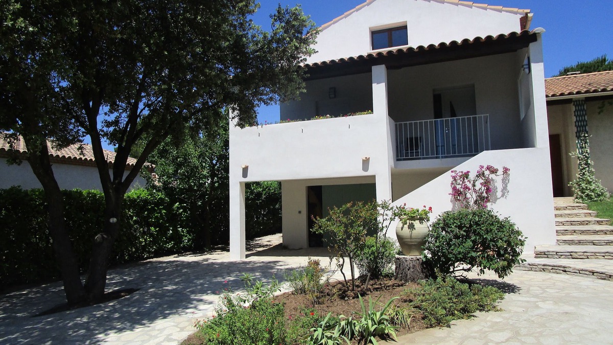 Saint-Bres Apartment | T3 shaded terrace apartment in a small village 20 minutes from the beaches