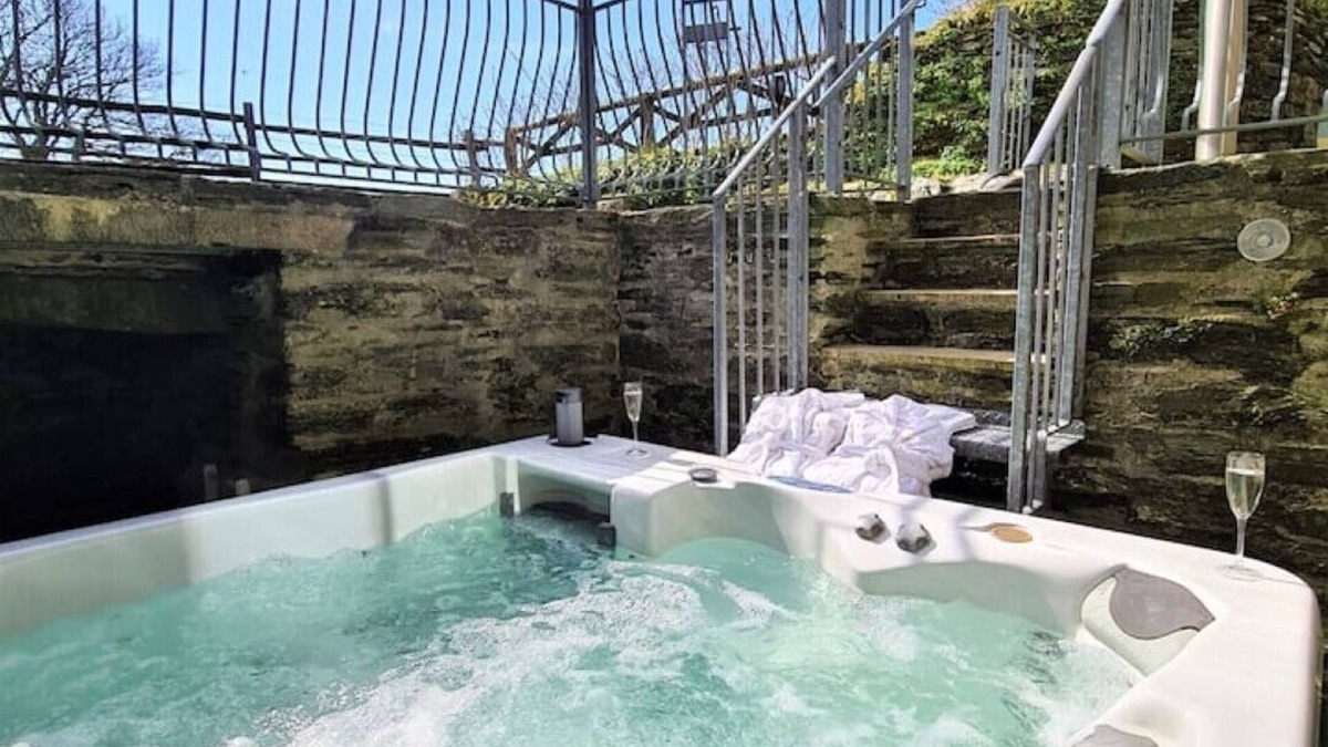 Fivelanes Ski Chalet | Ta Mill Holidays - Meadowview Chalet 3