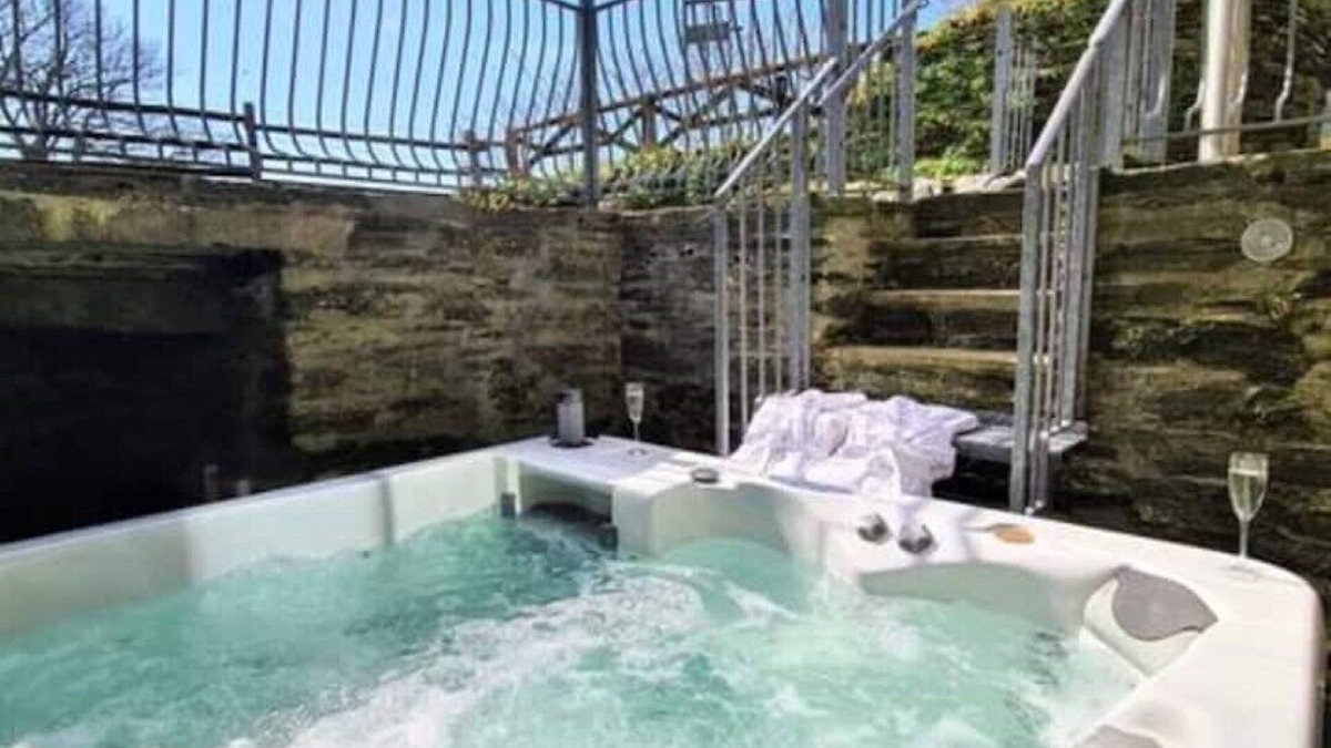 Fivelanes Cottage | Ta Mill Pump Cottage in a Stunning Retreat