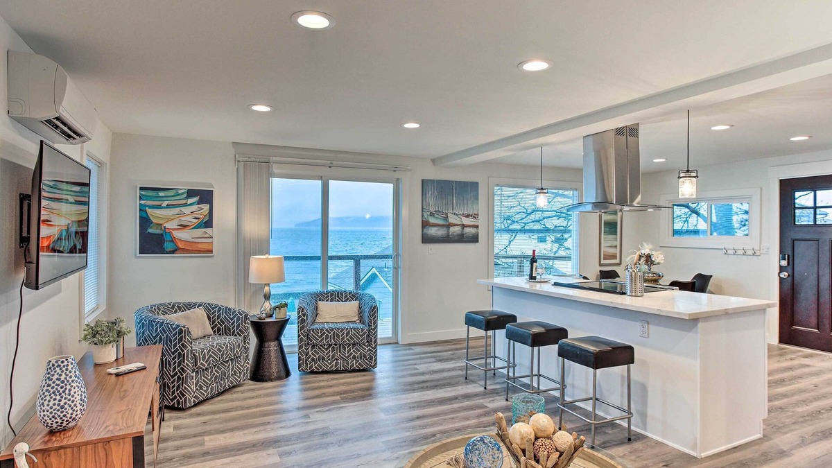 Tacoma House | Tacoma 'Dash Point Beach Cabin' w/Balcony!