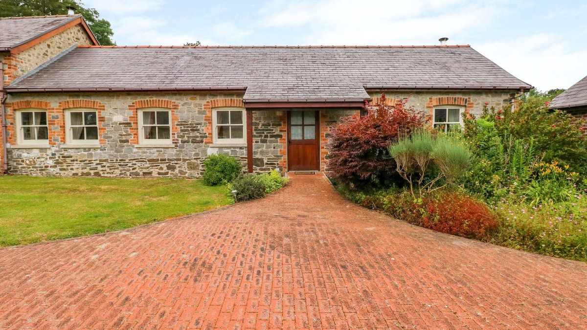 Pont-ar-gothi Cottage | TAF COTTAGE, pet friendly, with hot tub in Llandeilo