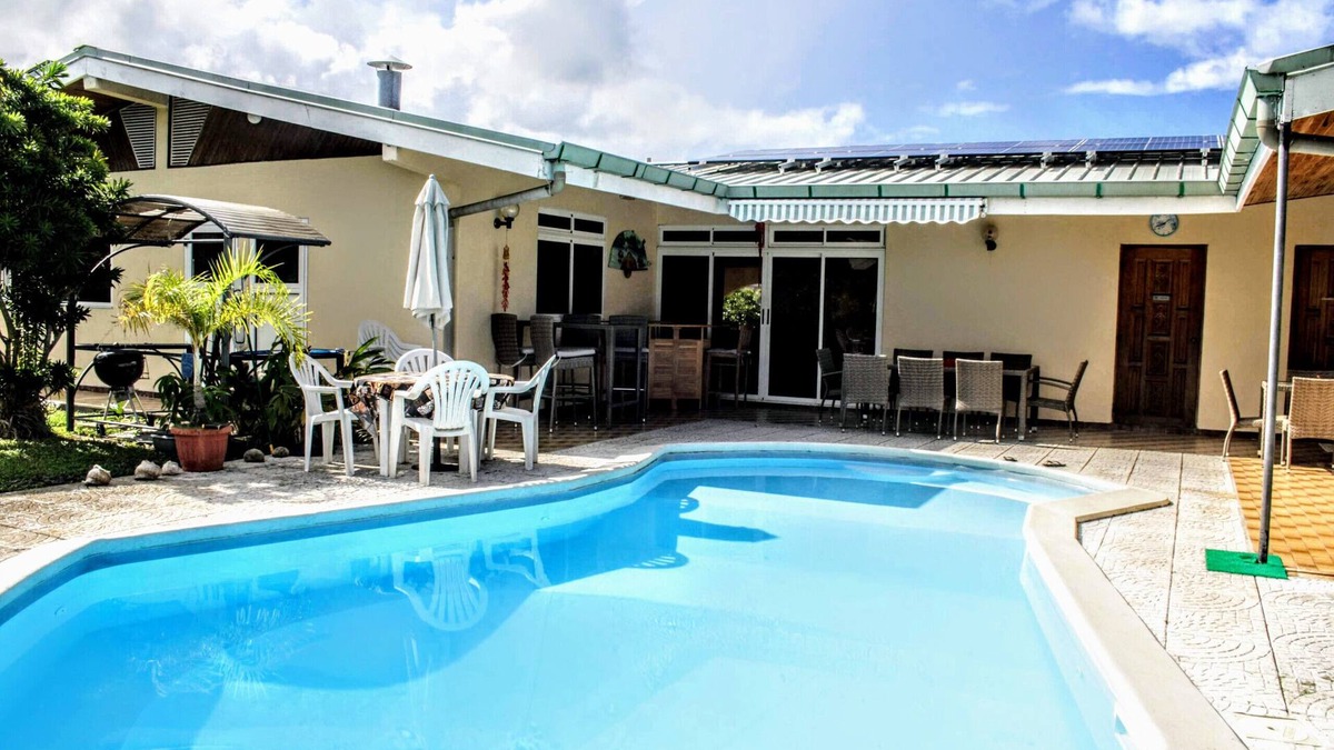 Punaauia Apartment | TAHITI - Sanny's Place Family Room & Pool