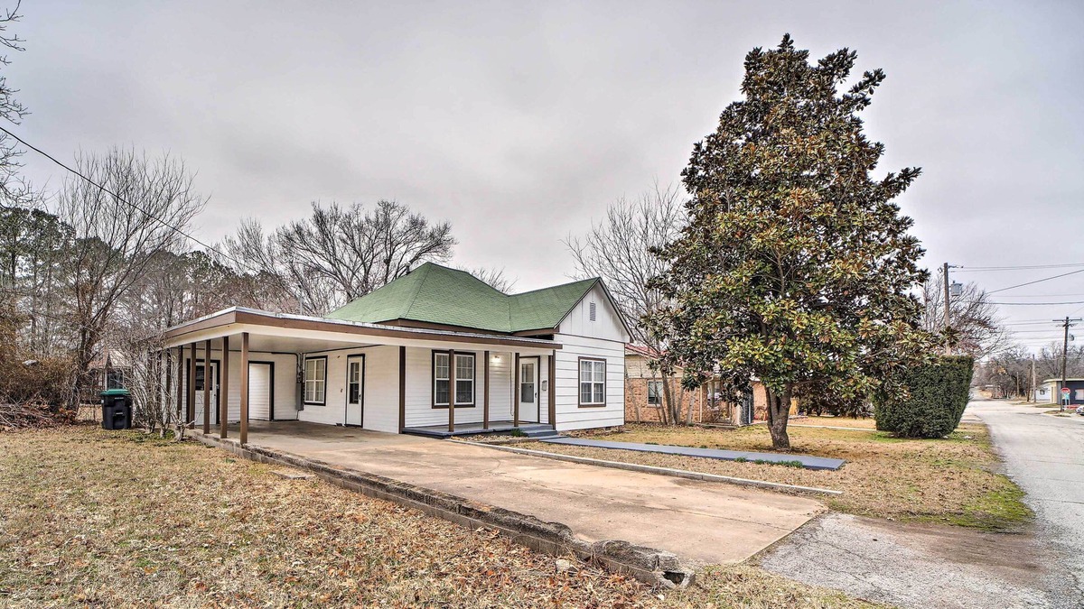 Tahlequah House | Tahlequah Home Half Mi to Northeastern State