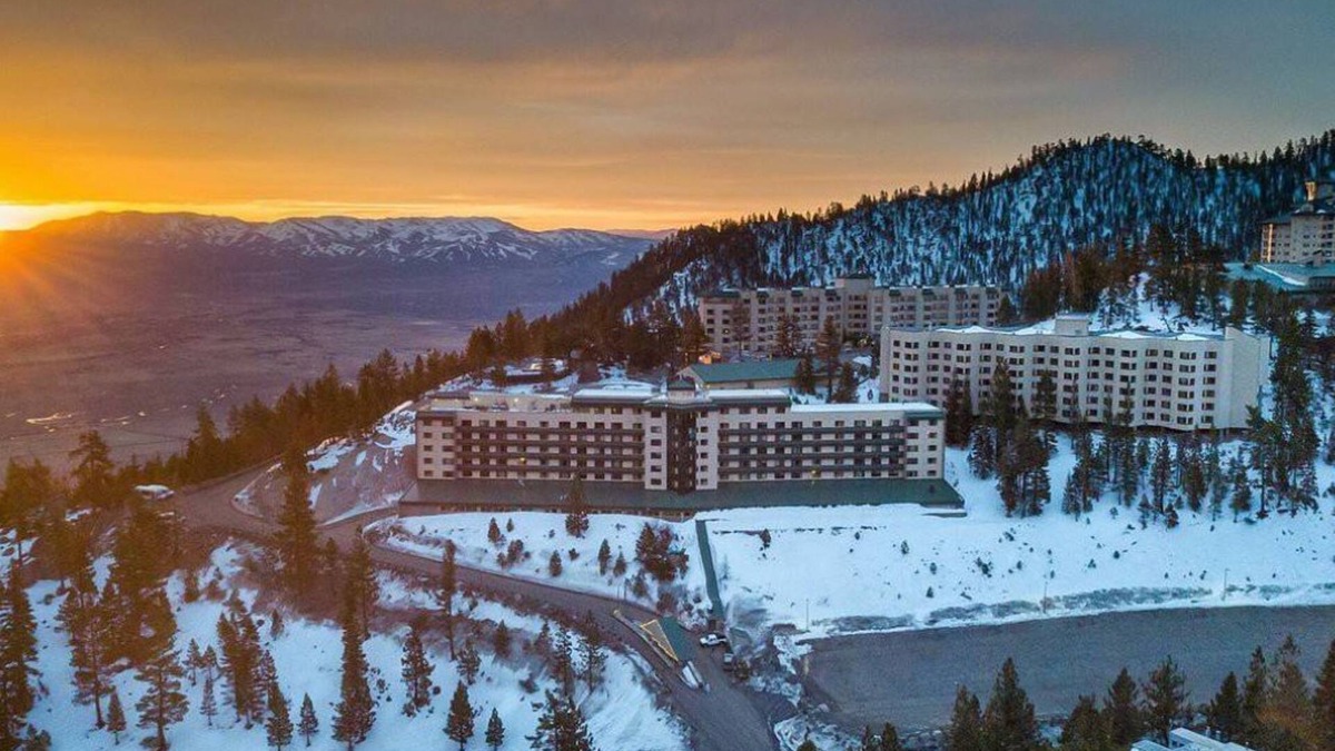 Tahoe Village Apartment | Tahoe Ridge - Kitchen+ Fireplace + Hot Tub + Pool