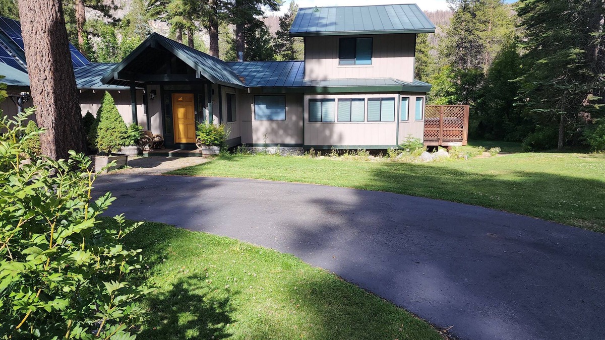 Christmas Valley House | Tahoe River House with Hot Tub on private two riverfront acres
