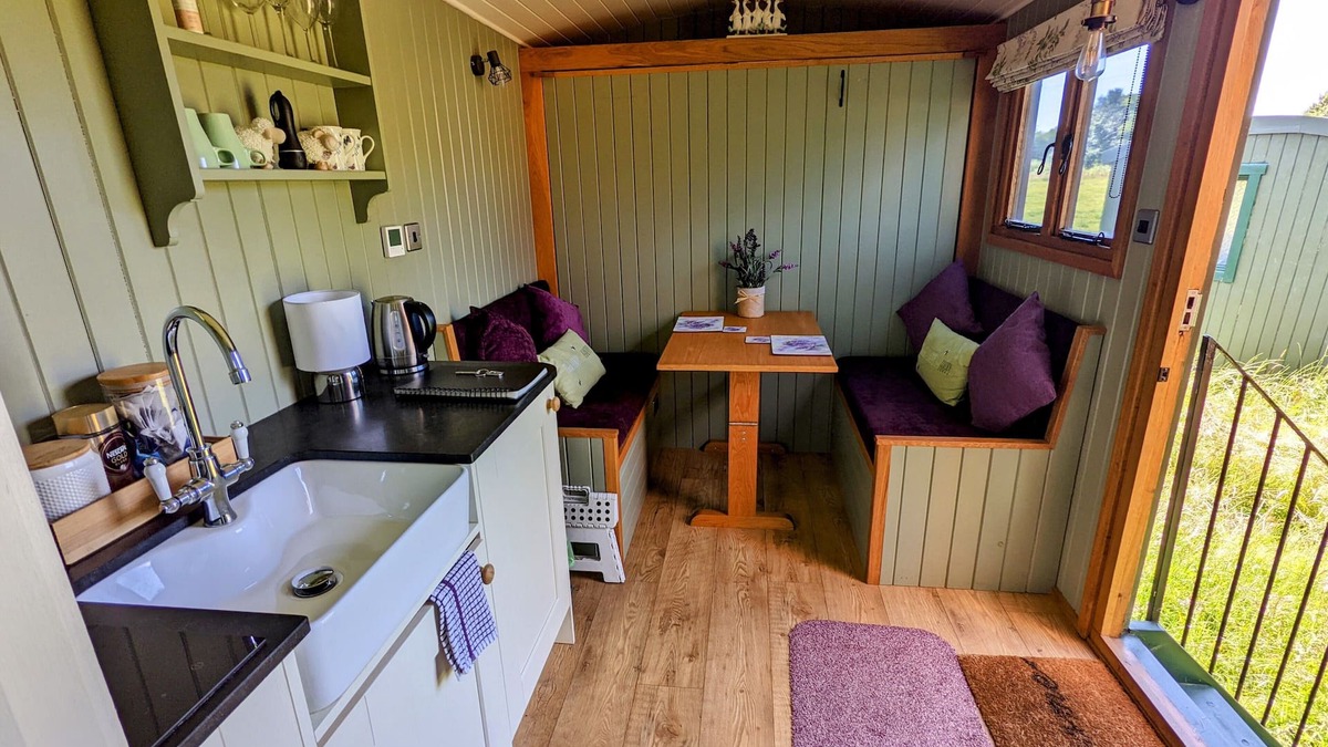 Llanfairpwllgwyngyll House | "Taid" shepherd's hut - Cwtch@Hafod, Shepherds hut