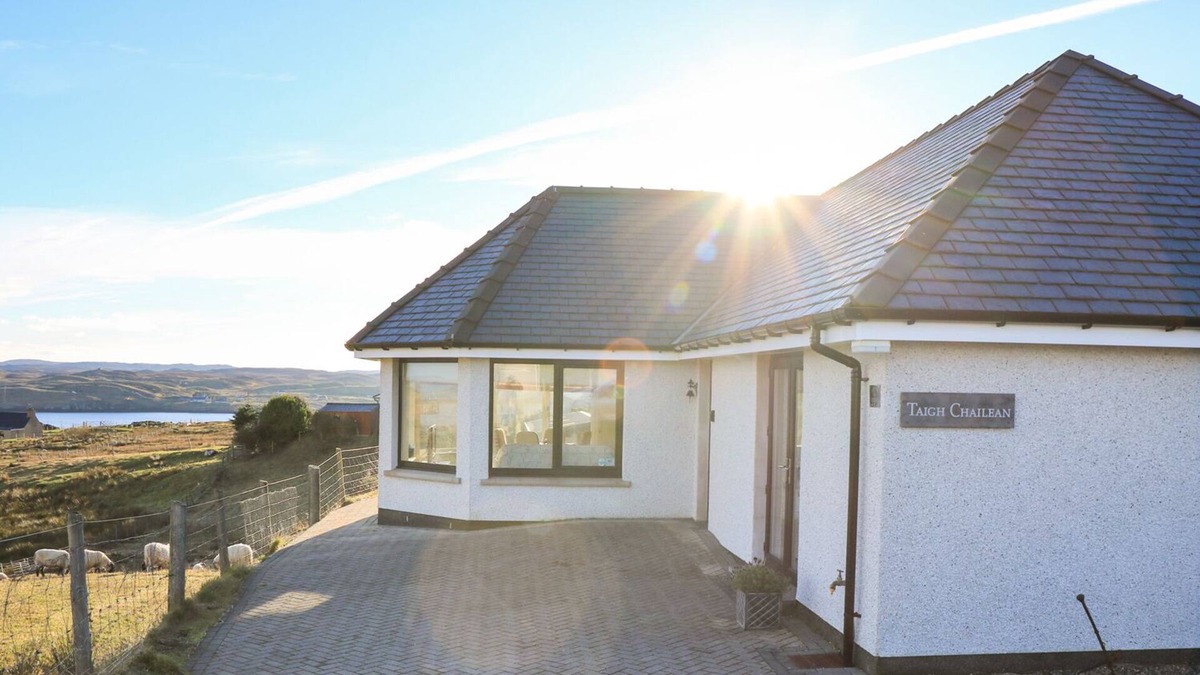 Lewis and Harris House | TAIGH CHAILEAN, family friendly, with a garden in Isle Of Lewis