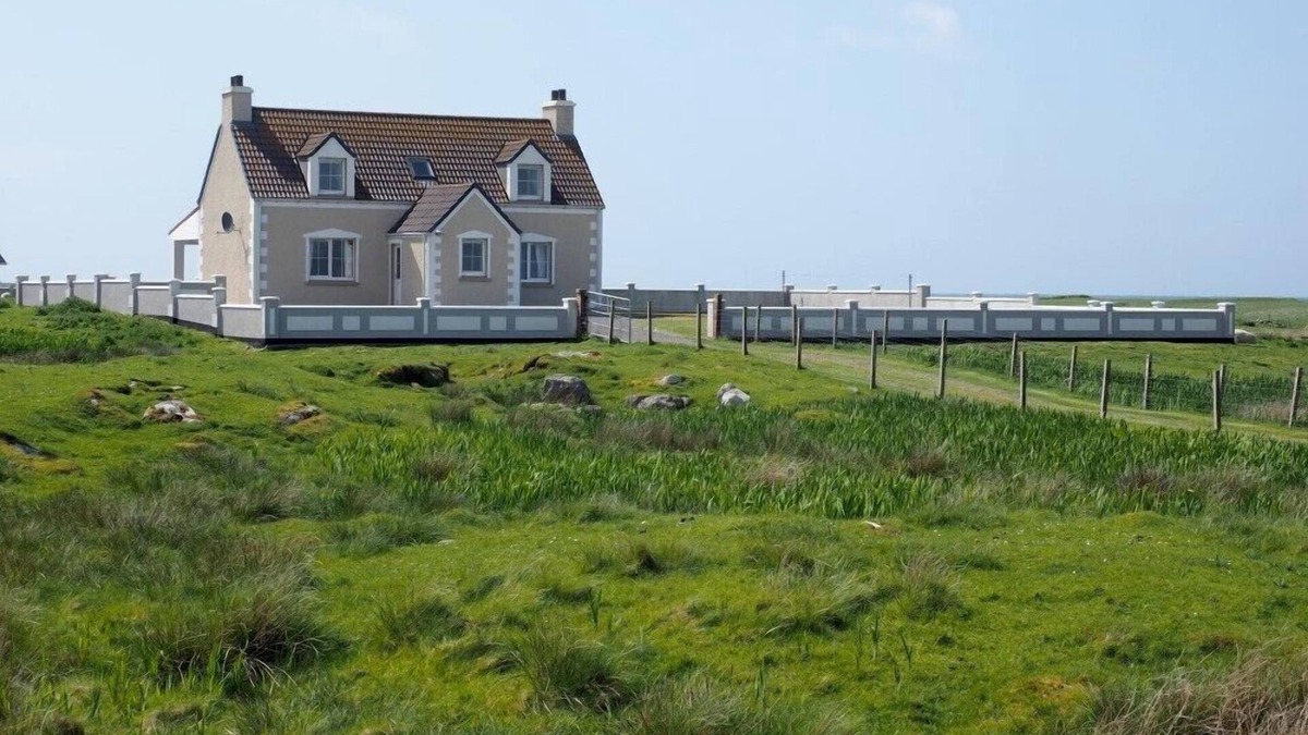 Homore Cottage | TAIGH DHONNCHAIDH, family friendly in Isle Of Benbecula
