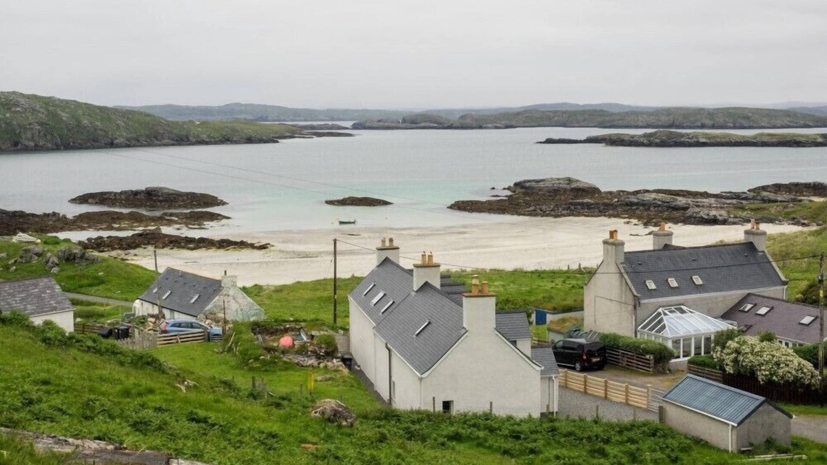 Ardroil Cottage | TAIGH EACHAINN, pet friendly, with open fire in Timsgearraidh