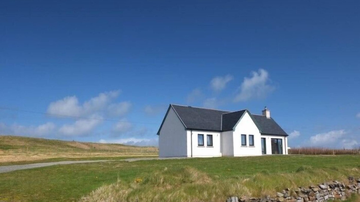Knockaird Cottage | TAIGH EILIDH, romantic, with open fire in Port Of Ness