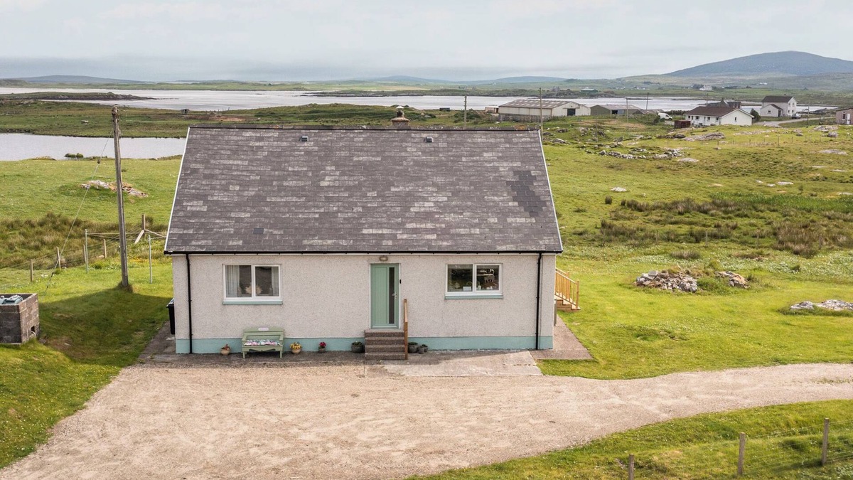 Isle of North Uist Cottage | TAIGH EVA, family friendly, with open fire in Lochmaddy, North Uist