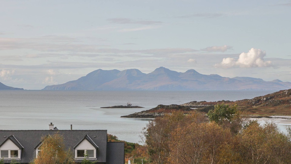 Morar Cottage | TAIGH NA TALIA - 2 SANDHOLM, family friendly in Mallaig