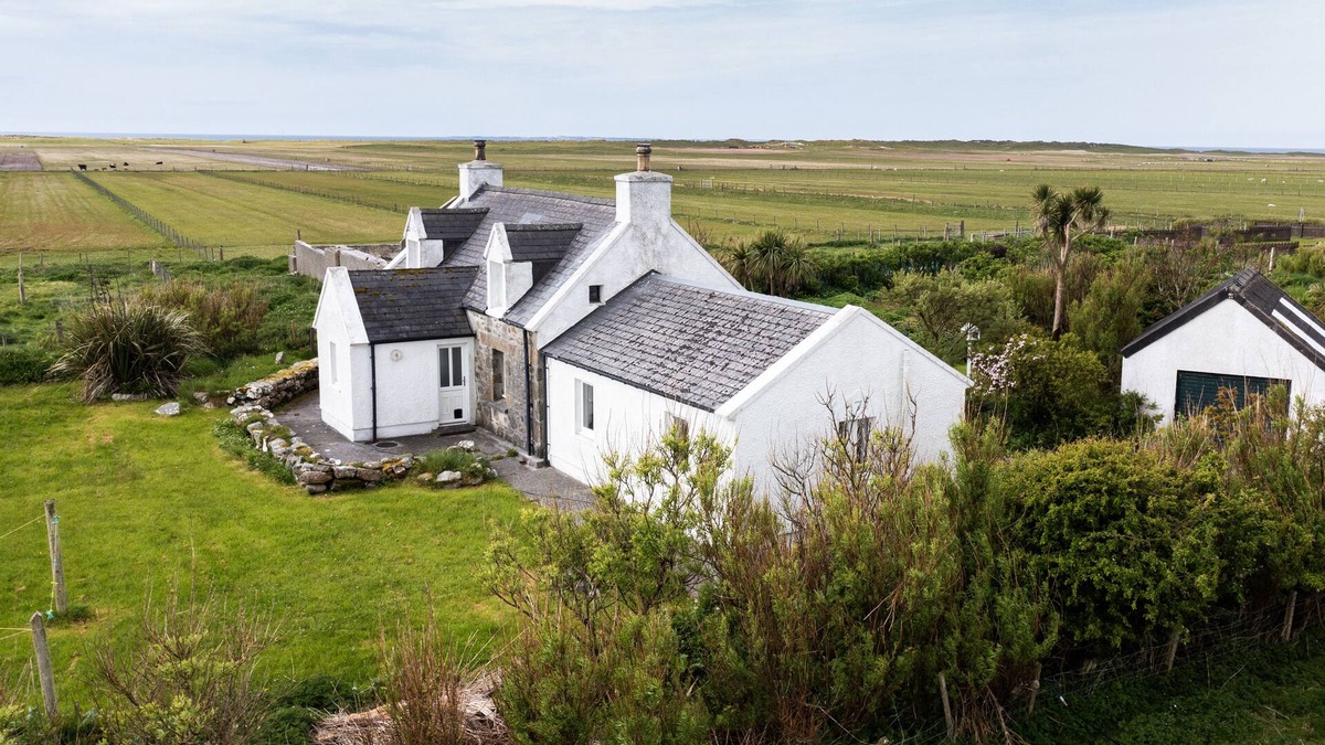 Baleshare Cottage | TAIGH PHINC, pet friendly, with a garden in Lochmaddy, North Uist