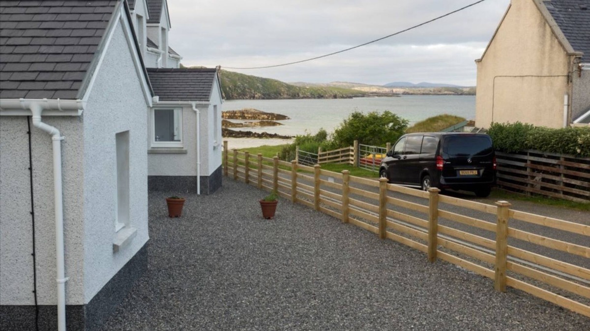 Ardroil Cottage | TAIGH THARMOID RUAIDH, pet friendly, with open fire in Timsgearraidh