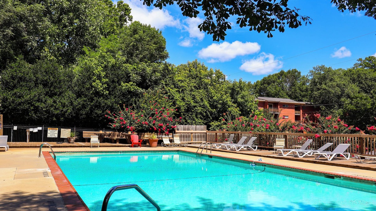 Athens Condo | TAILGATE TERRACE! 2BR, 1 BA Condo-walking distance to downtown Athens & Stadium