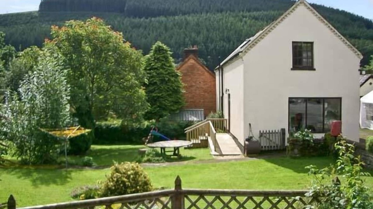 Abbey-Cwmhir Cottage | TAILOR'S COTTAGE, pet friendly, with a garden in Abbeycwmhir