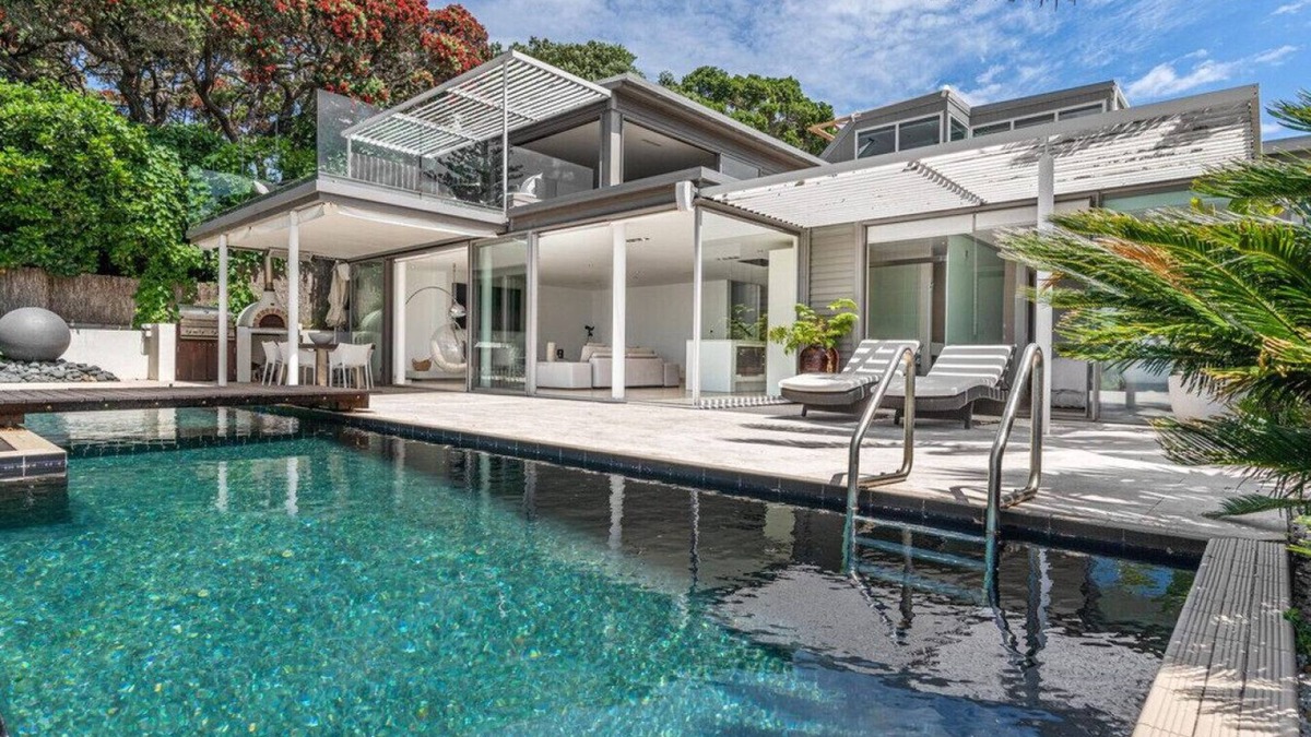 Hauraki House | Takapuna Clifftop with Pool & Hot Tub