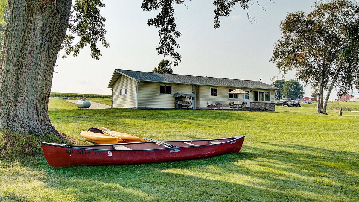 Juneau House | Take a Break at Lakeside Acres on Lake Sinissippi