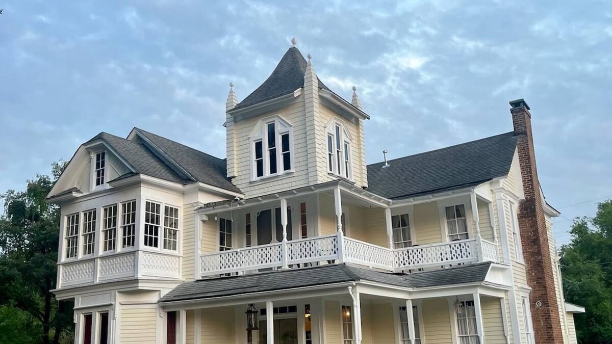 Jacksonville Bed & Breakfast | Take a trip back in time and stay at the Larissa House Inn!