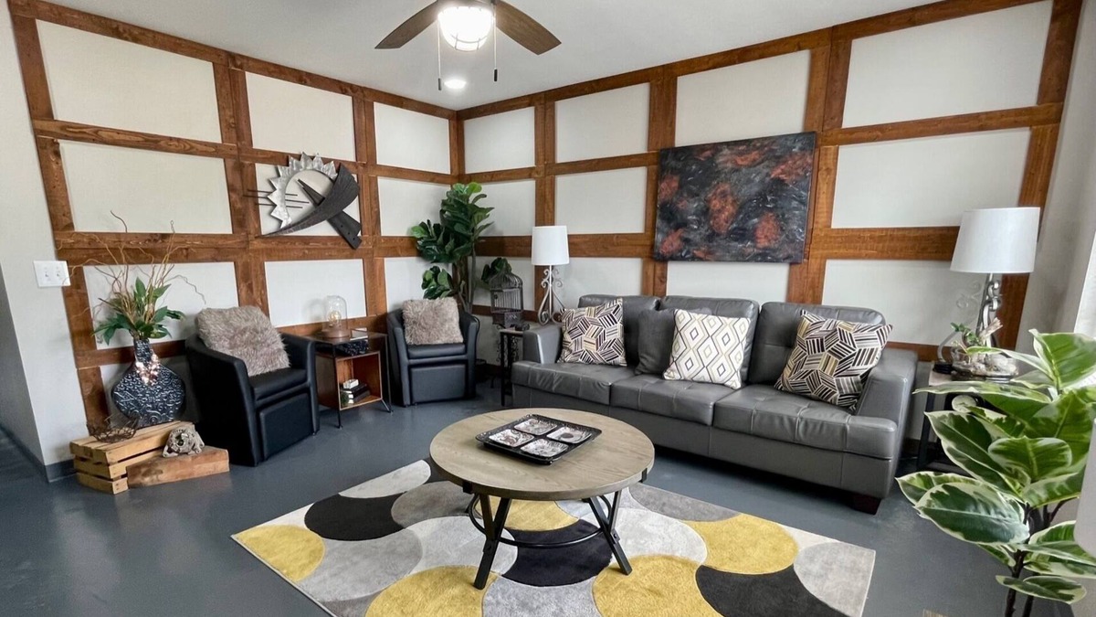 Springdale House | Take a trip to the Industrial Age in this centrally-located townhome.