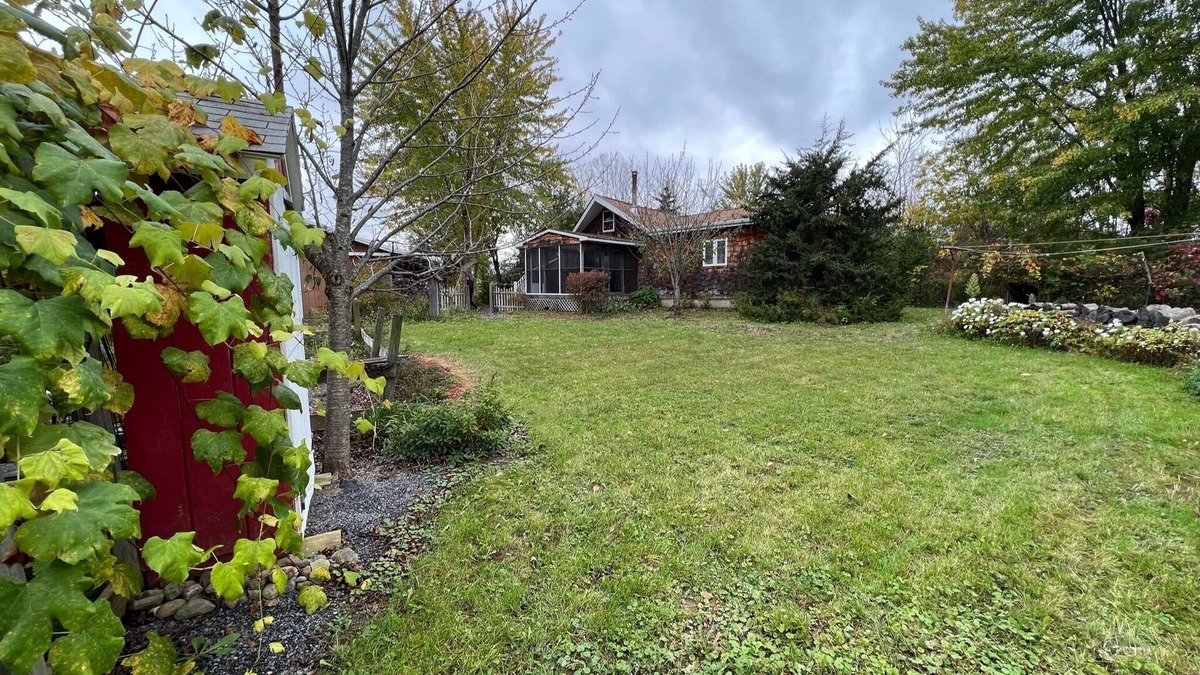 Town of Jerusalem Cottage | Take it easy at this unique and tranquil country cottage.