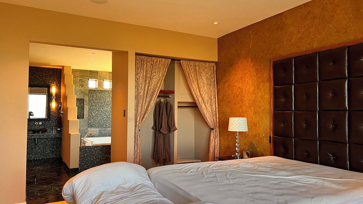 Pilot Hill House | Take it easy at this unique and tranquil luxury getaway nested in foothills!