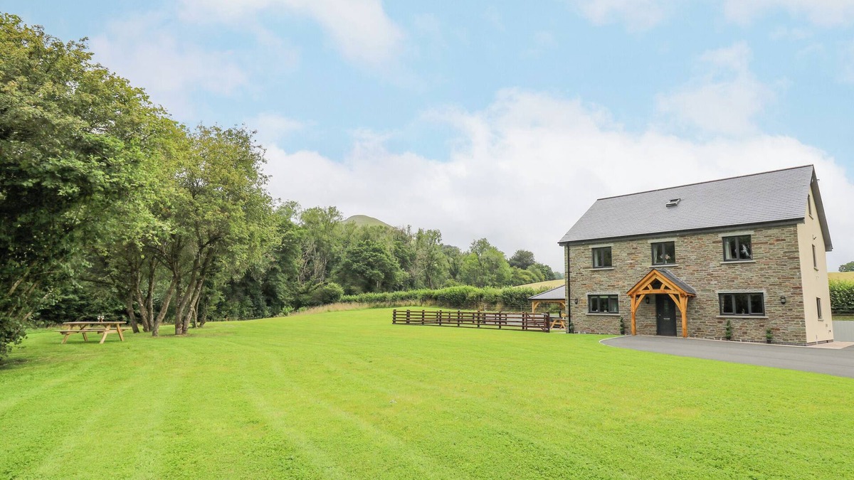 Builth Wells Cottage | TALARDDU COTTAGE, pet friendly, with hot tub in Builth Wells