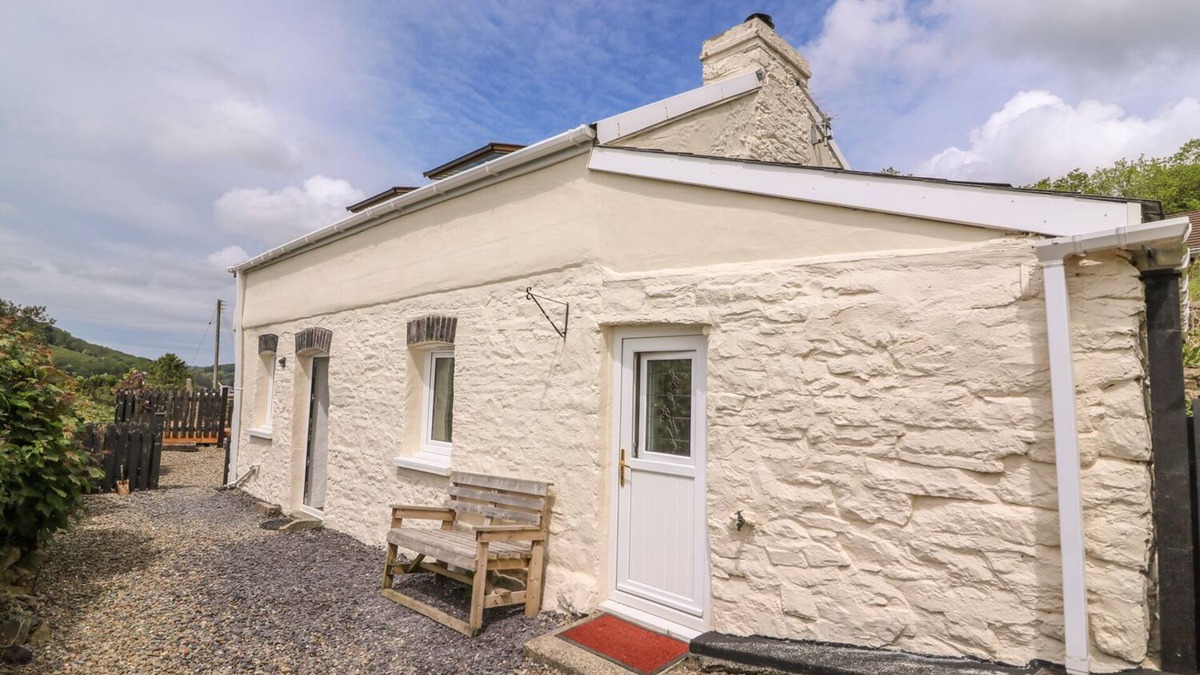 Llandysul Cottage | TALIHARRIS COTTAGE, pet friendly, with open fire in Llandysul
