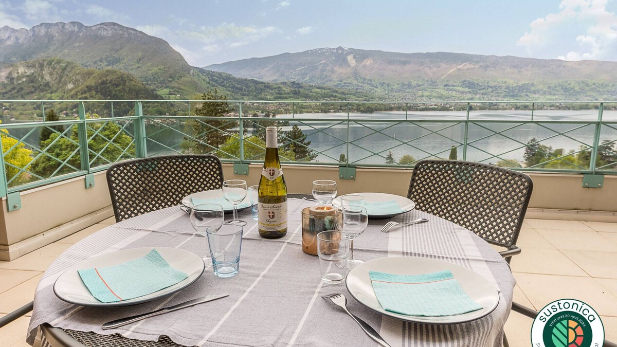 Talloires-Montmin Apartment | TALLOIRES- Superbe vue lac, Terrasse & Piscine