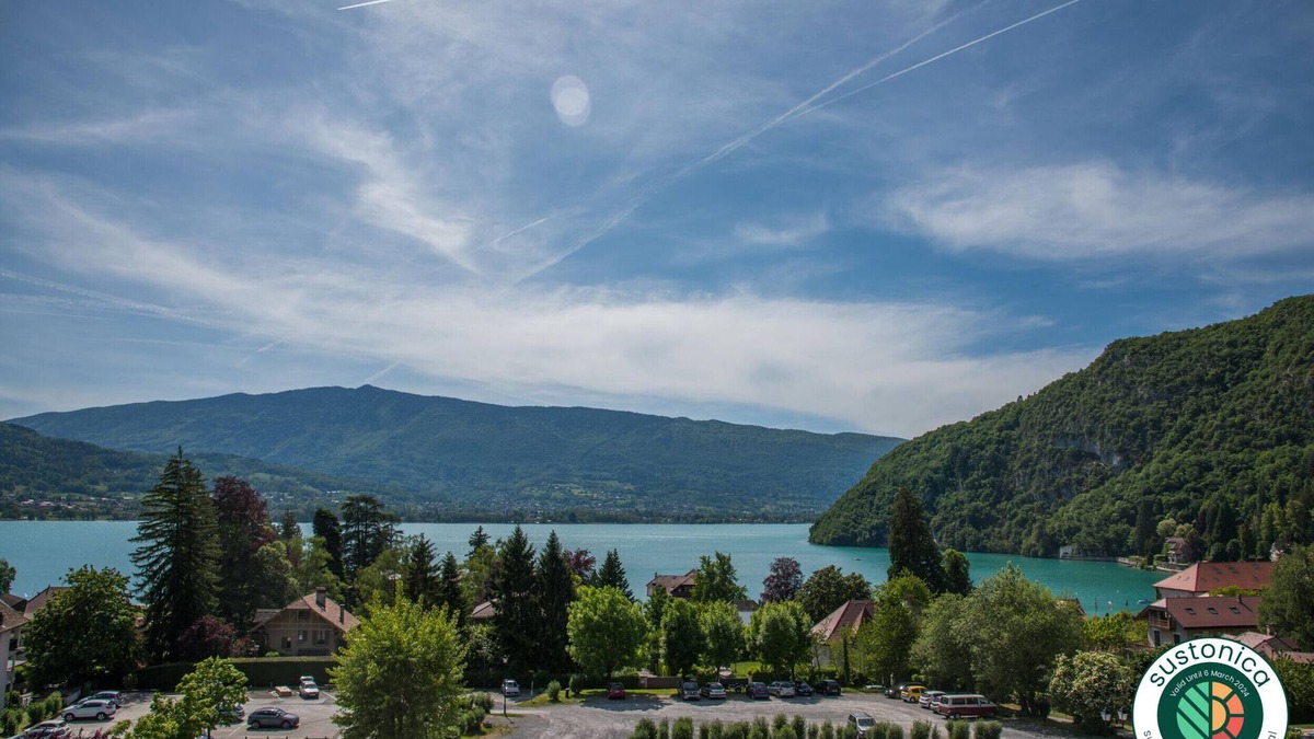 Talloires-Montmin Apartment | TALLOIRES village - Le Loft du Manoir avec vue lac