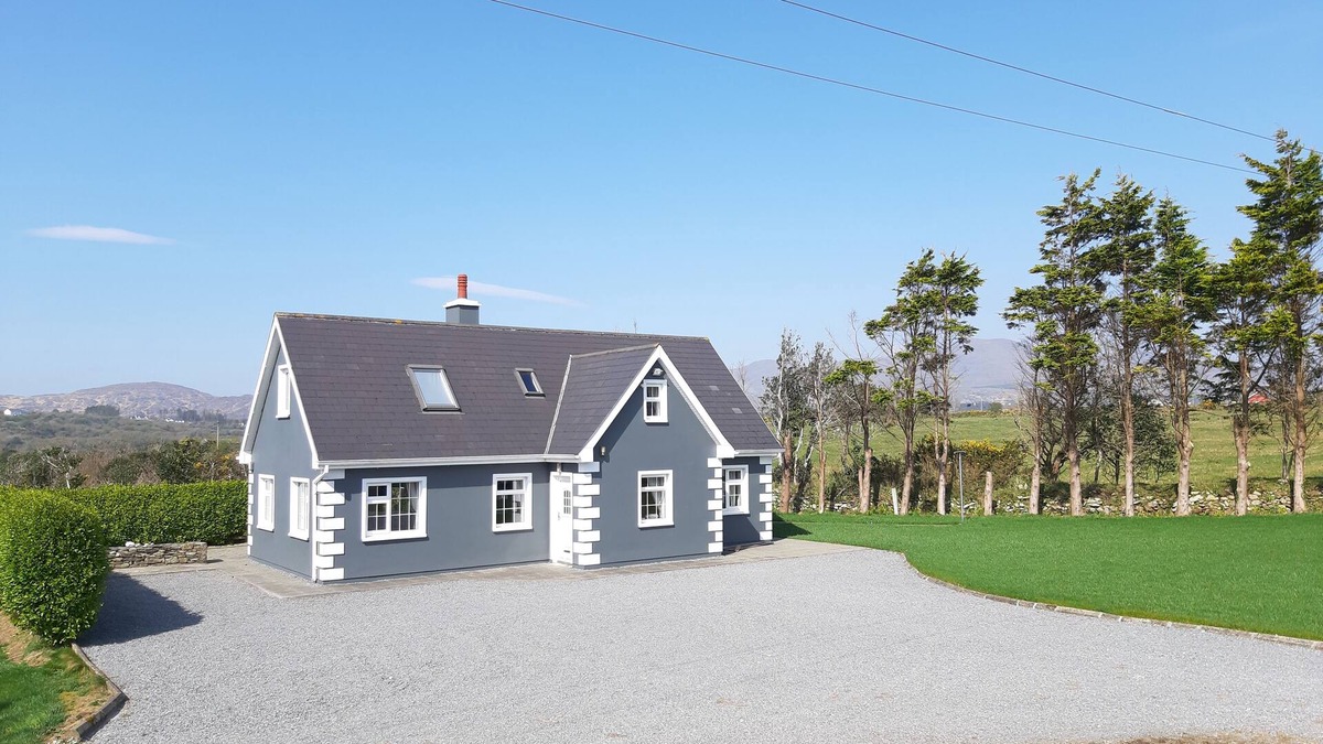 Castletownbere House | Tallon Lodge OFFERS BEST DEALS in a comfortable and welcoming detached cottage.