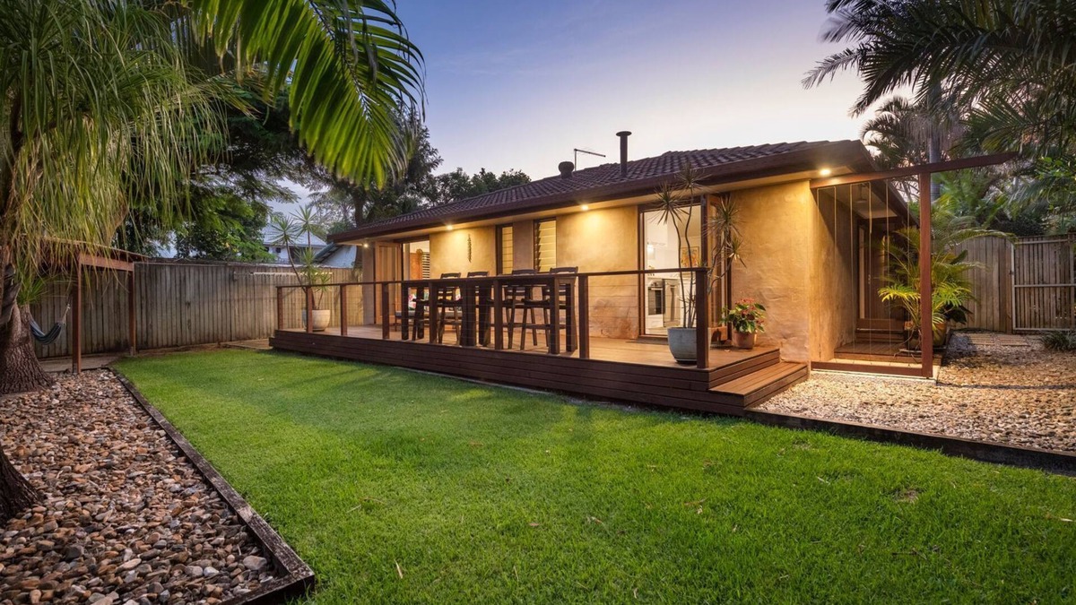 Suffolk Park House | Tallow Beach Retreat - welcoming pet-friendly unit