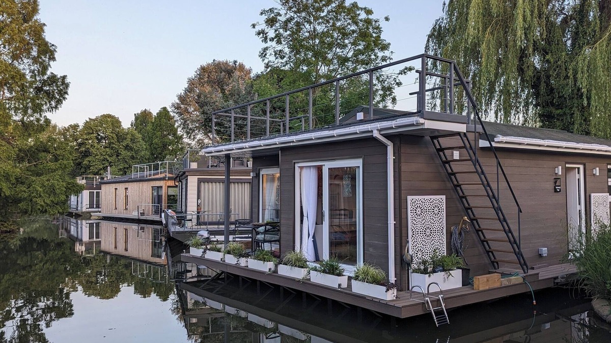 Richmond-upon-Thames Boat Rental | Tamanzi Taggs, floating home on idyllic island & sauna -Hampton Court & Richmond