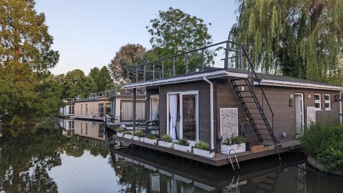 Richmond-upon-Thames House | Tamanzi Taggs-floating home on idyllic island