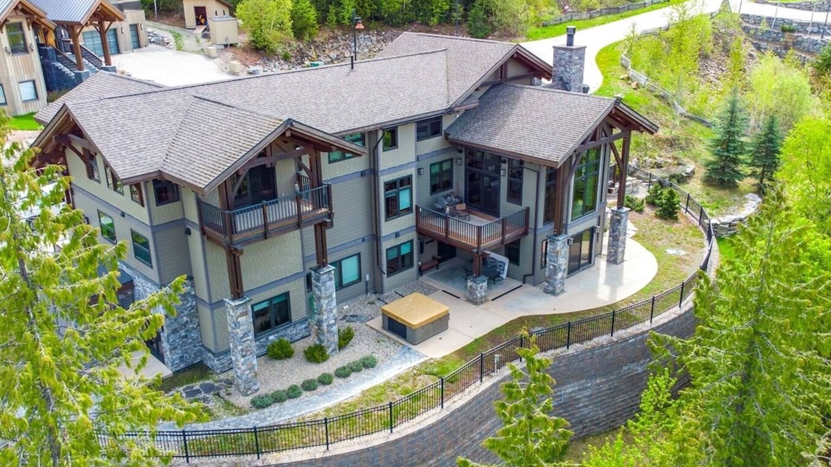 Revelstoke Cabin | Tamarack Lodge: Luxury Timber Frame Ski Lodge at Mountain Resort