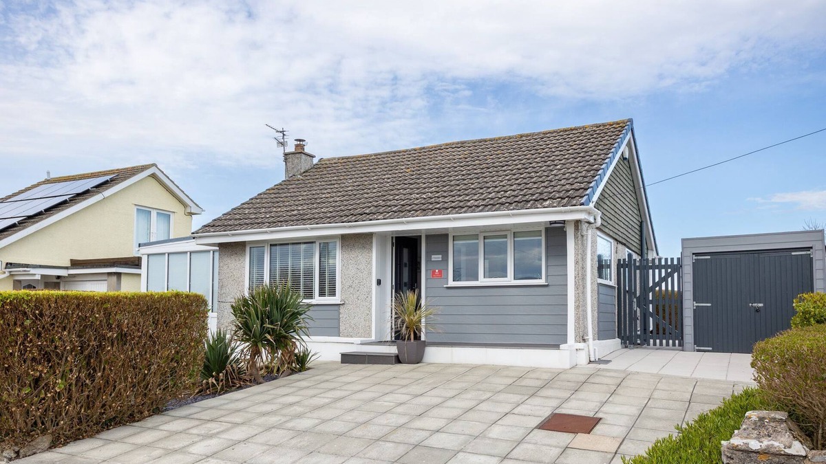 Moelfre House | Tamarisk - a single-storey cottage in Moelfre