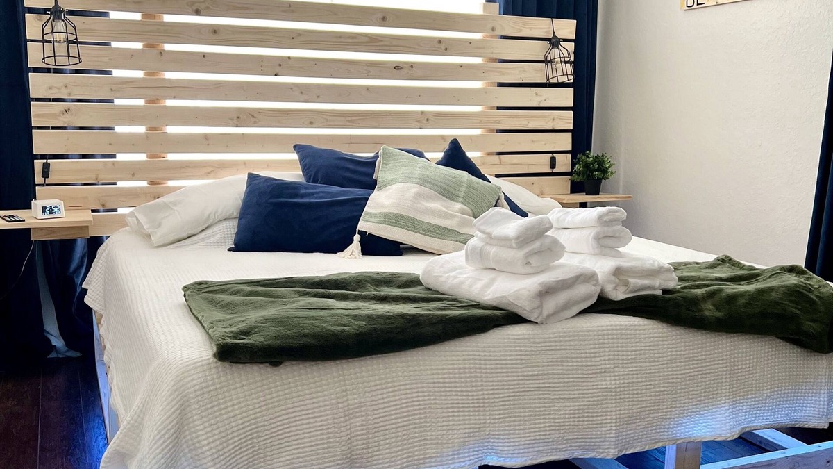 Seminole Heights House | Tampa at your fingertips, 3 bd/2 ba house, fire pit, outside dining, spa shower