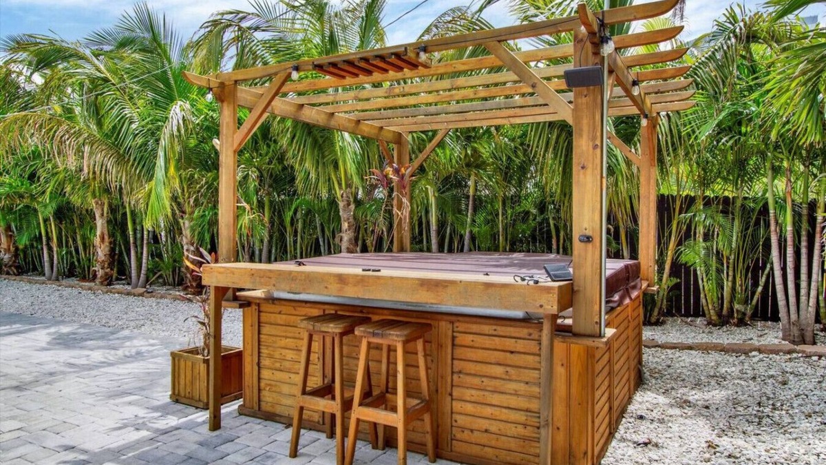 Oakford Park House | Tampa Oasis: Private Pool, Hot Tub, Sauna & Ponds